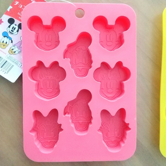 Mickey and Friends / Winnie the pooh silicon chocolate mold (set of 2) - Picture 2 of 5